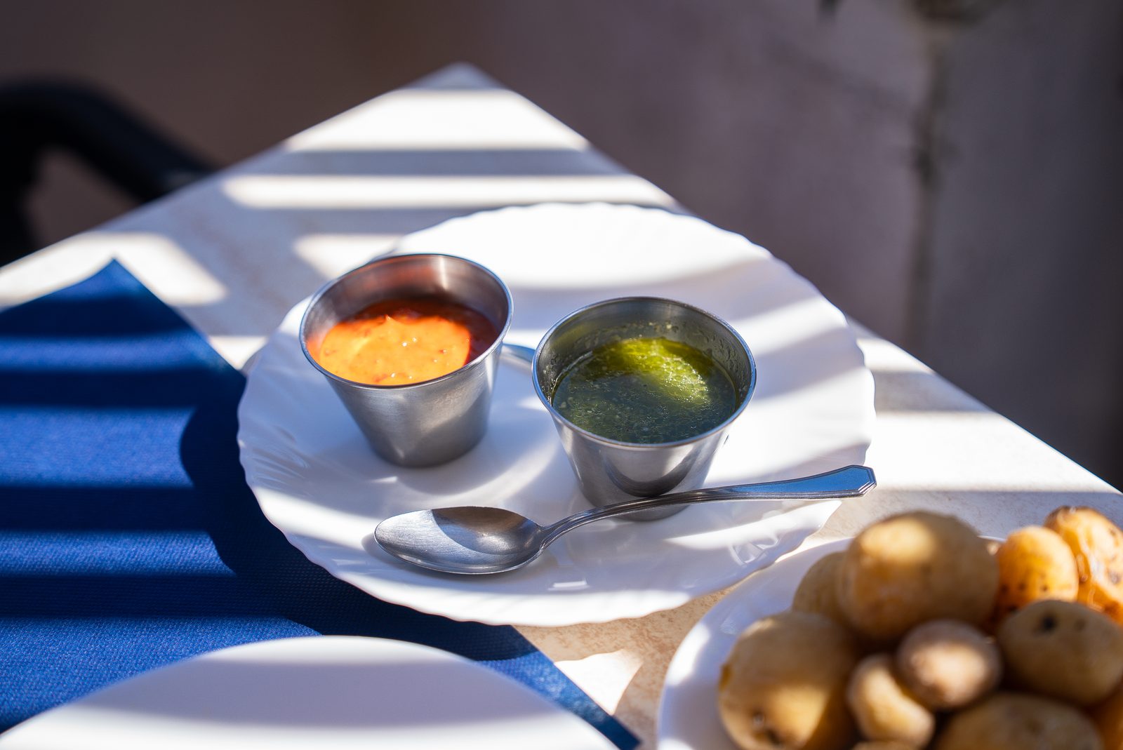 Mesa con mojo y productos canarios