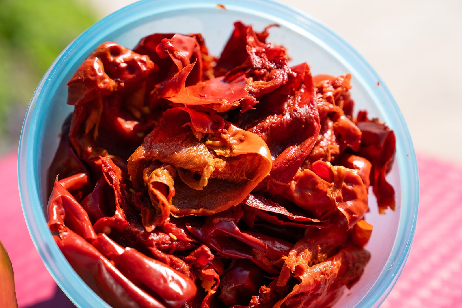 Ingredientes del mojo sobre la mesa